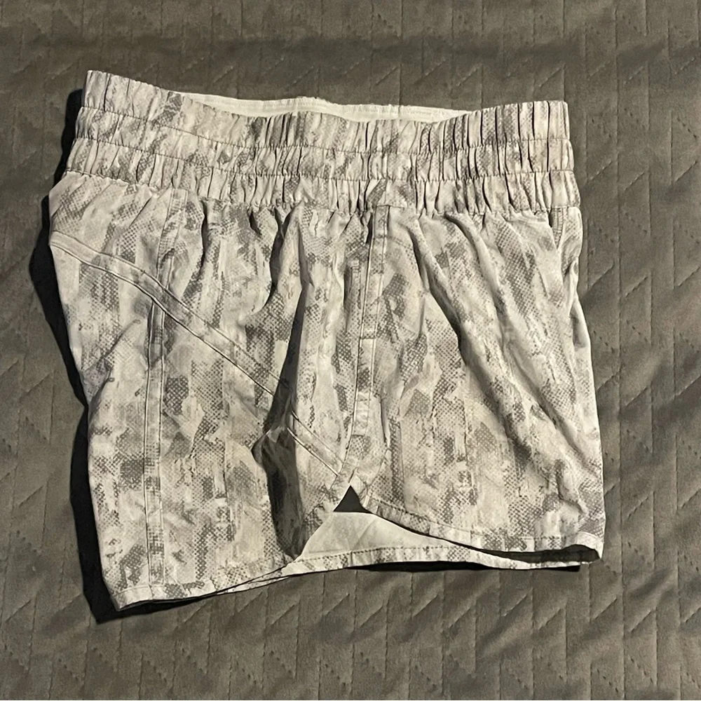 Lululemon lined running shorts womens size‎ 4 EUC